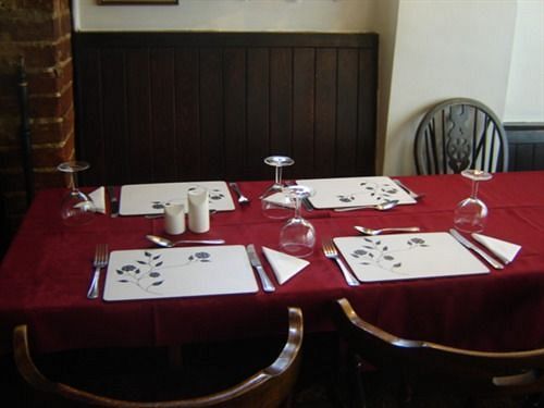 The Fox & Hounds 호텔 스윈던 외부 사진